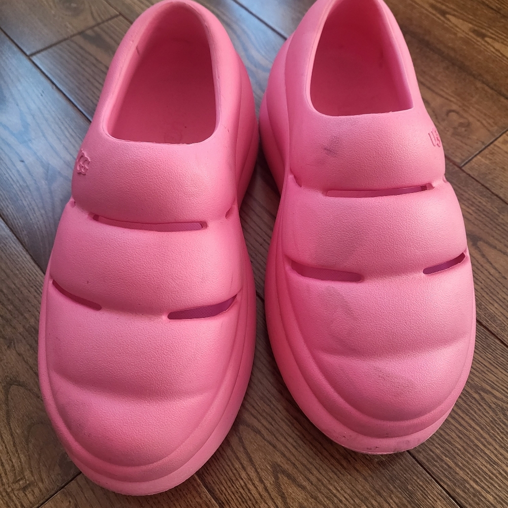 Fuschia size 8 Uggs